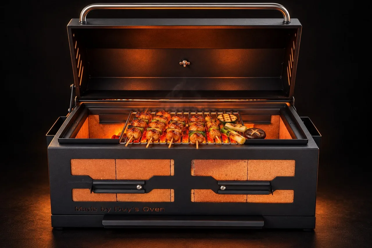 Lò Yakitori tách khói Duy's Oven mở nắp, xiên gà nướng trên vỉ đặt sâu, than hồng bên dưới