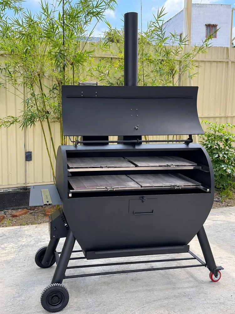 Lò Nướng Than Tách Khói 250L Pro mở nắp, nhìn chéo từ phía trước, ngoài sân xưởng Duy's Oven tại Nhà Bè
