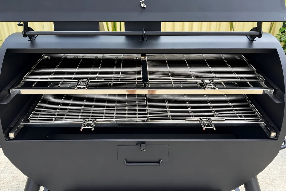 Hai tầng vỉ kẹp inox trong khoang nướng của Lò Nướng Than Tách Khói 250L Pro