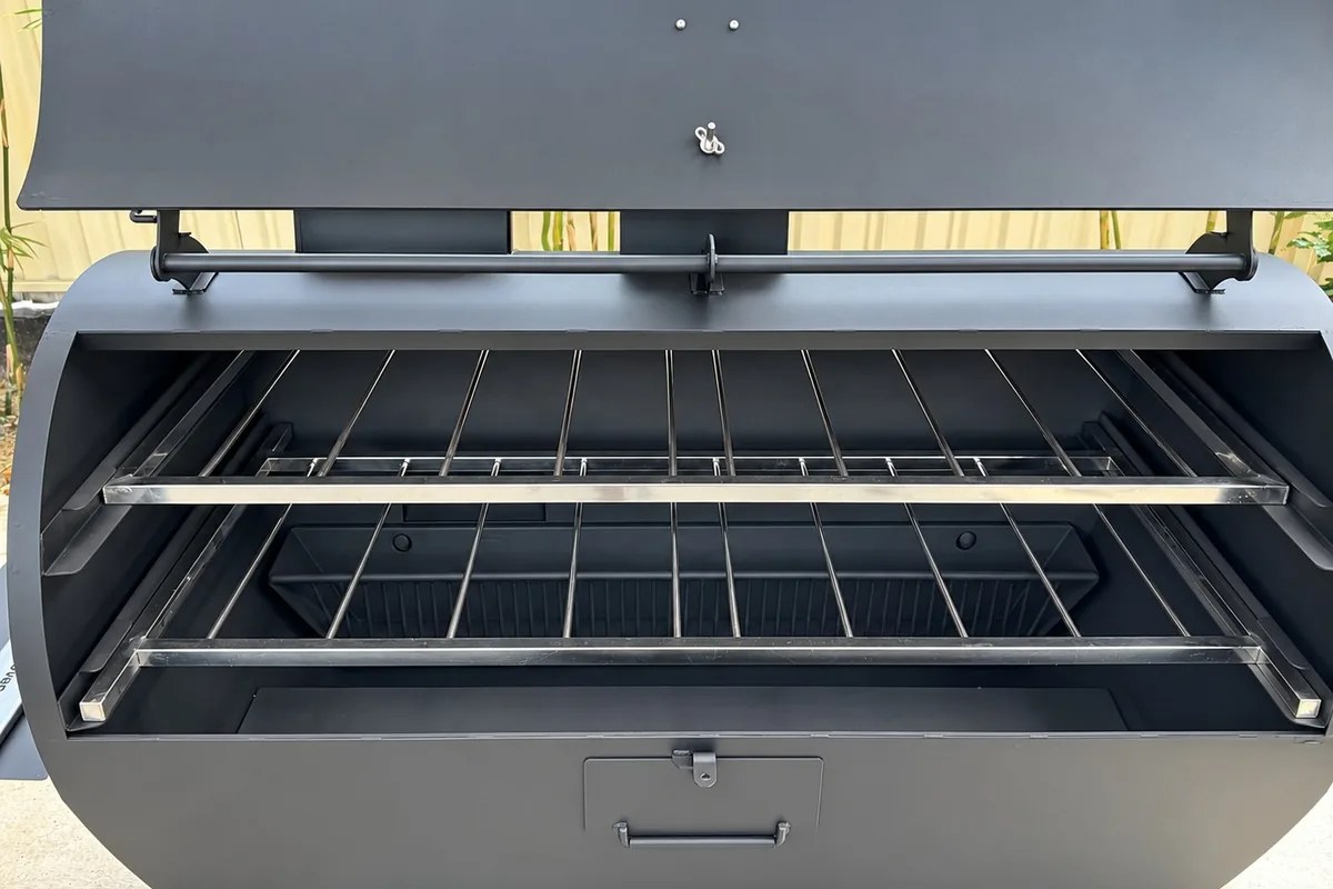 Lòng lò 250L Pro nhìn thẳng khi đã nhấc vỉ ra, còn hai tầng thanh đỡ vỉ bằng inox