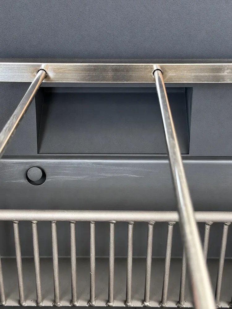 Nhìn sâu vào lòng lò 250L Pro, thanh inox đỡ vỉ phía trên